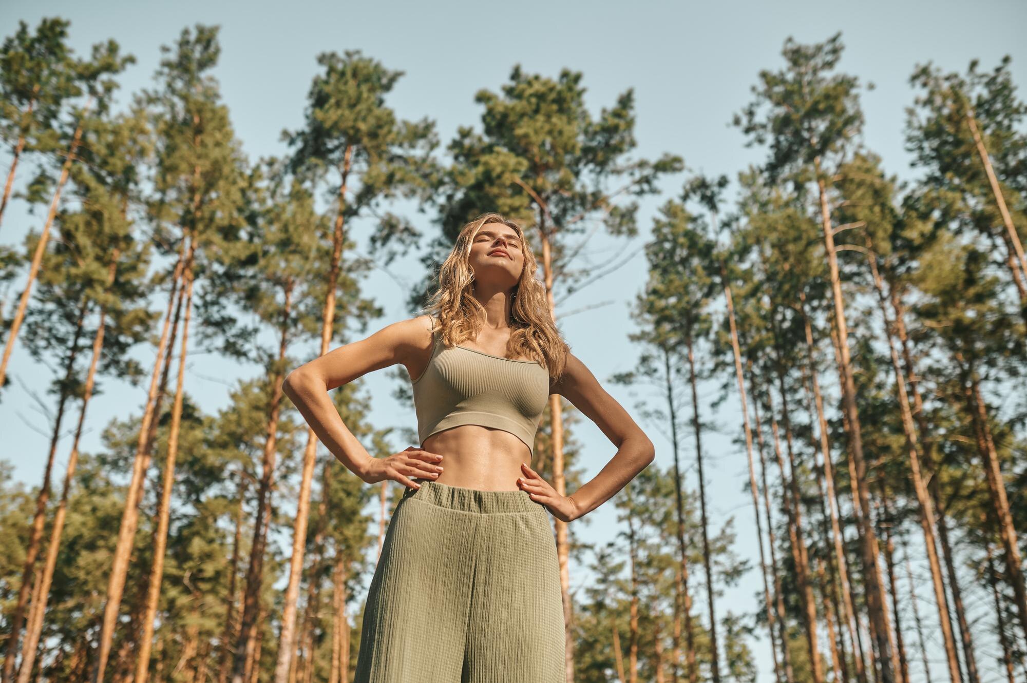 Persona al aire libre con luz natural